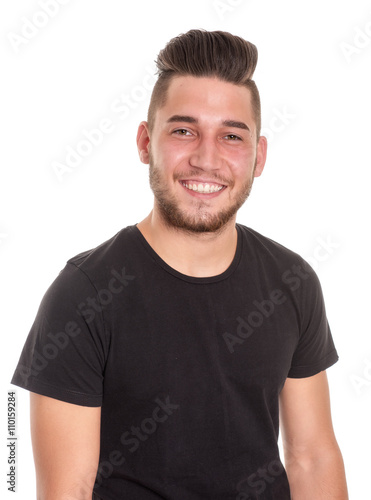 Lächelnder junger Mann mit Vollbart - freigestellt 