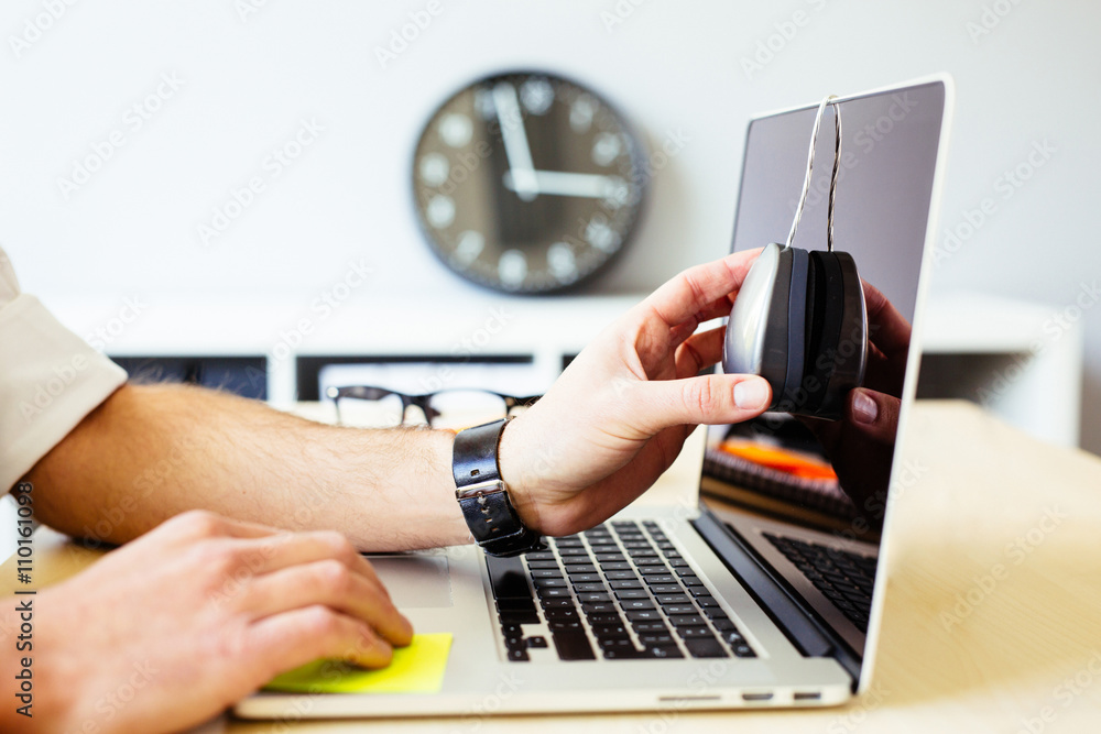 Φωτογραφία Man doing laptop screen calibration