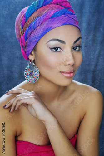 фотографія Young African beauty in ethnic headpiece
