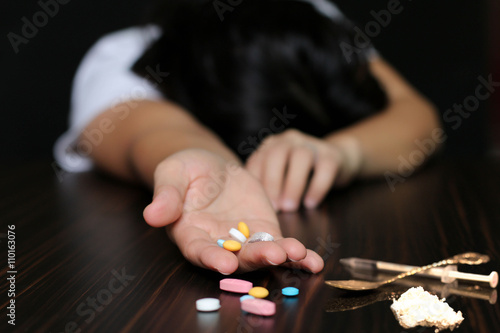 Women ovedose on pills and heroin