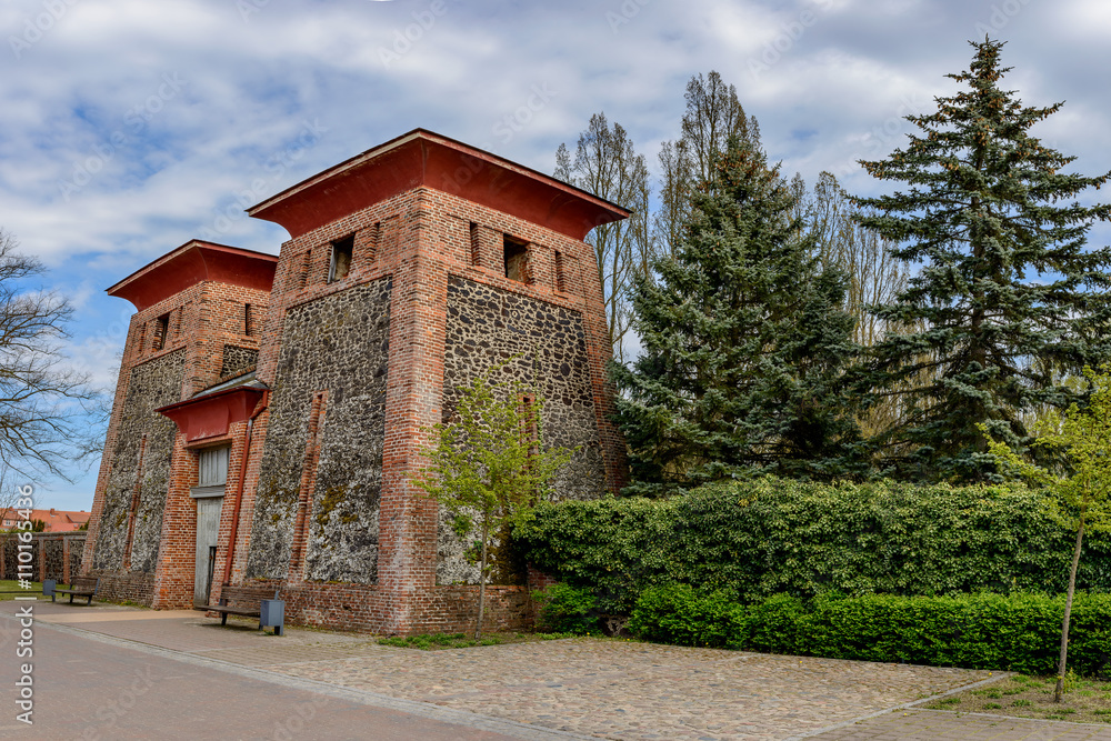 Fototapeta premium Torpylone als Glockentürme am Friedhof Ludwigslust