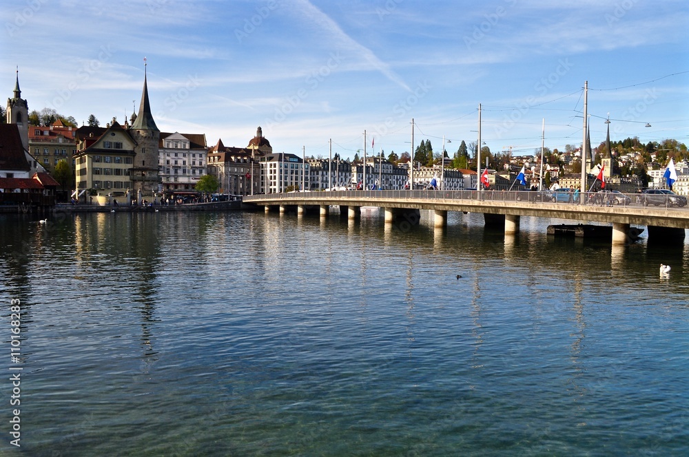 Seebrücke der Stadt Luzern am Vierwaldstättersee, über See und den Fluss Reuss. Vom Bahnhof zum Schwanenplatz, Zentralschweiz, Schweiz