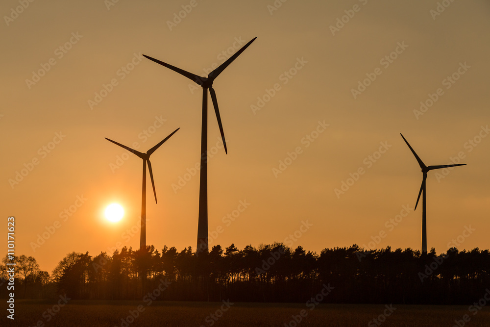 Windkraft Anlagen im Sonnenuntergang