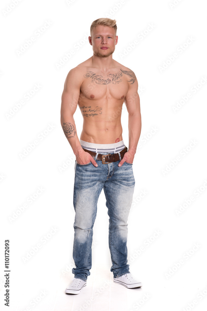 Lässiger junger Mann in Jeans - Tätowierter junger Mann - freisteller Lässiger junger Mann in Jeans - Tätowierter junger Mann - freisteller