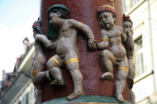 Roundelay / Dancing young blacks - a sculpture on the pillar in Bern