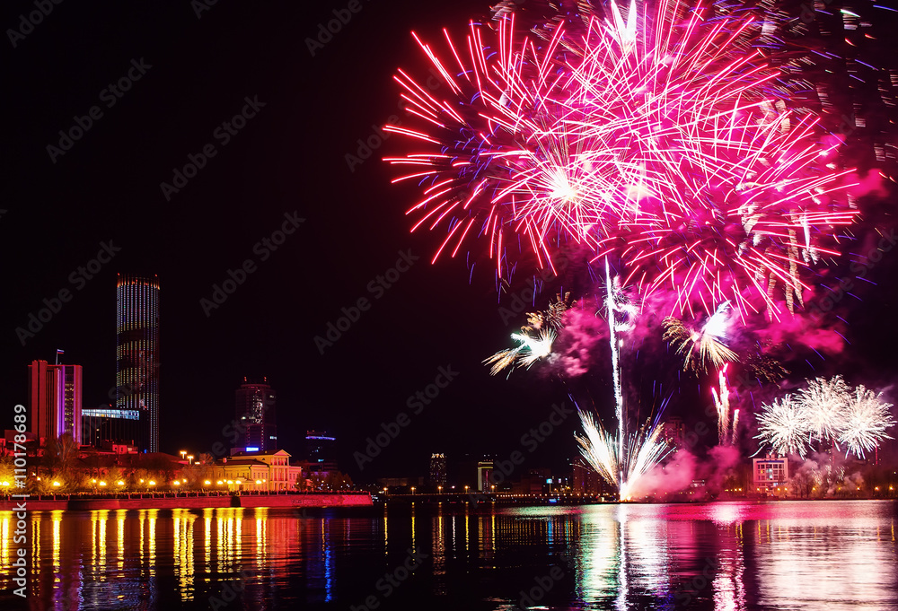 Fototapeta premium fireworks over the night city and city pond Yekaterinburg city center. Celebrating the victory of May 9, 2016
