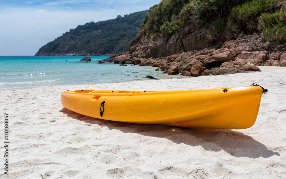 Orangenes Kayak am Strand liegend Orangenes Kayak am Strand liegend