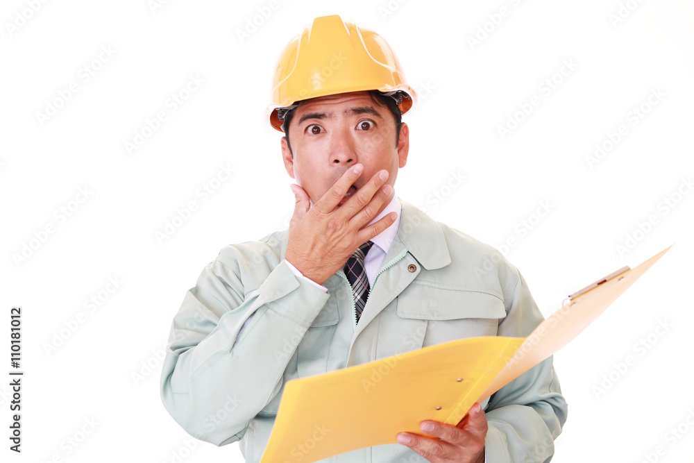 驚いた表情の労働者 驚いた表情の労働者