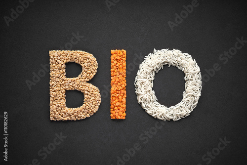 Wort BIO als Schriftzug aus roten Linsen, Basmati-Reis und Urdbohnen auf dunklem Hintergrund gelegt  © Bernd Beinicke