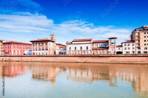 L Arno    Pise en Toscane  Italie