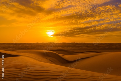 Sunrise in der Wüste von Oman photo