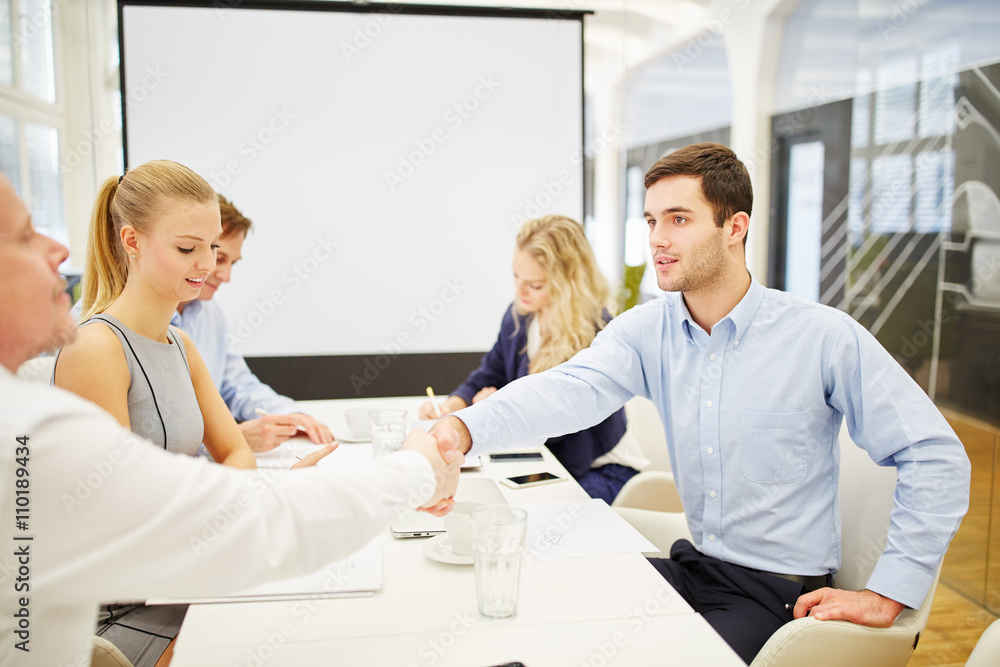 Obraz premium Hände schütteln am Ende einer Verhandlung