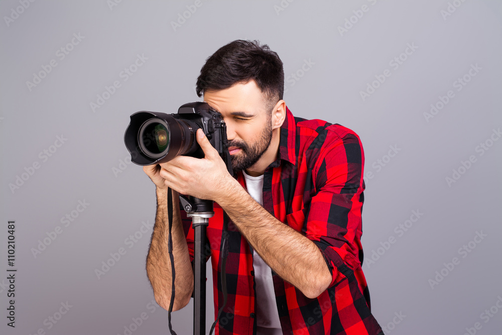 Obraz premium Portrait of male photographer with professional camera isolated