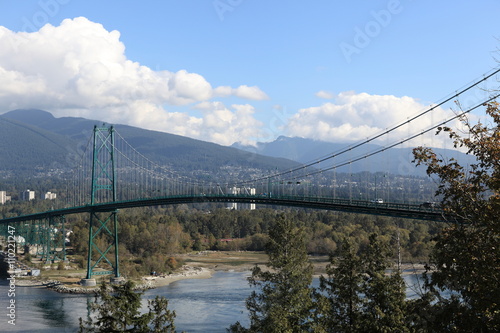 Seitenansicht der Lions Gate Bridge in Vancouver, BC