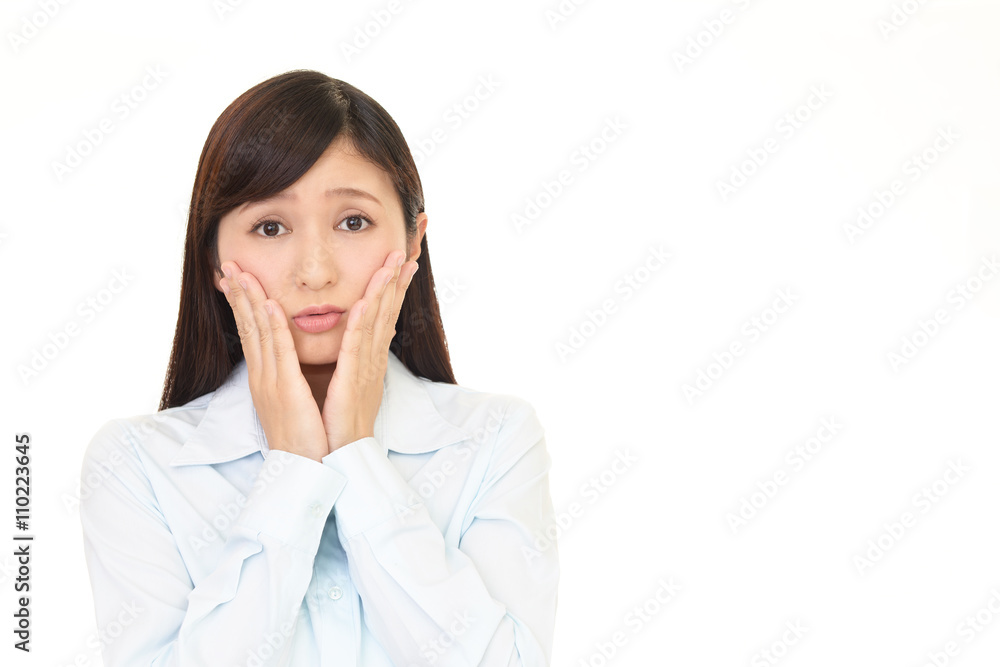 不安そうな表情の女性 不安そうな表情の女性
