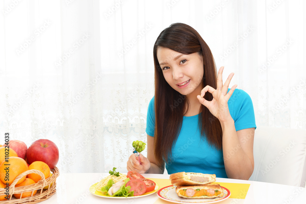 食事を楽しむ女性