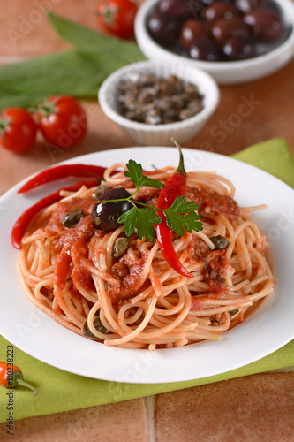 spaghetti alla puttanesca - tradizionale ricetta italiana