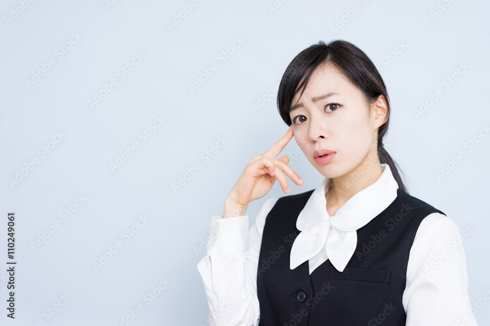 悩む女性 悩む女性