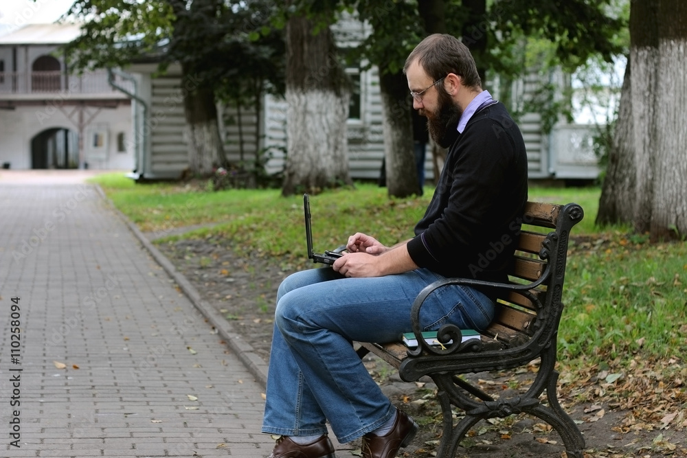 Obraz premium man reading books in the park