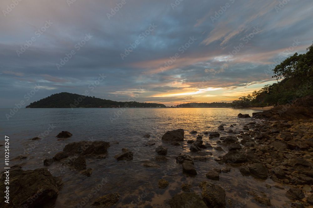 Obraz premium Sunset on the shore of tropical Koh Chang Island. Thailand.