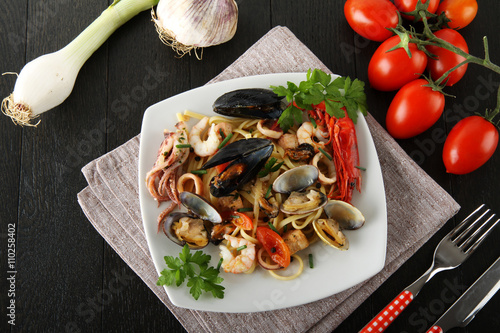 Obraz na płótnie Italian pasta with seafood, mussels, clams, shrimp and squid