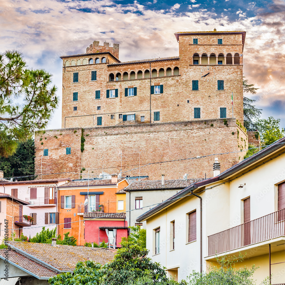 Fototapeta premium castle overlooking the colorful houses