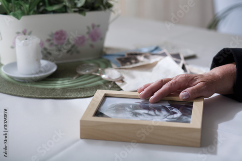 Bilde på lerret Missing a dead husband
