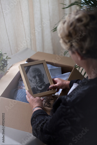 Canvas Print Widow with a photo of husband
