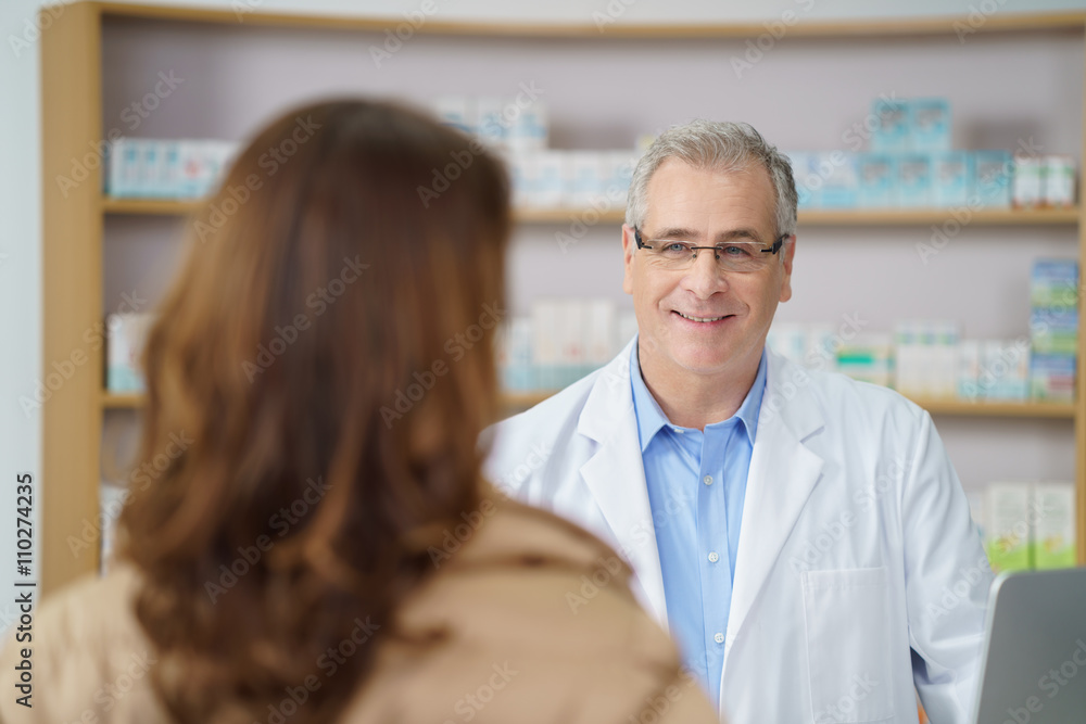 freundlicher apotheker berät eine kundin freundlicher apotheker berät eine kundin