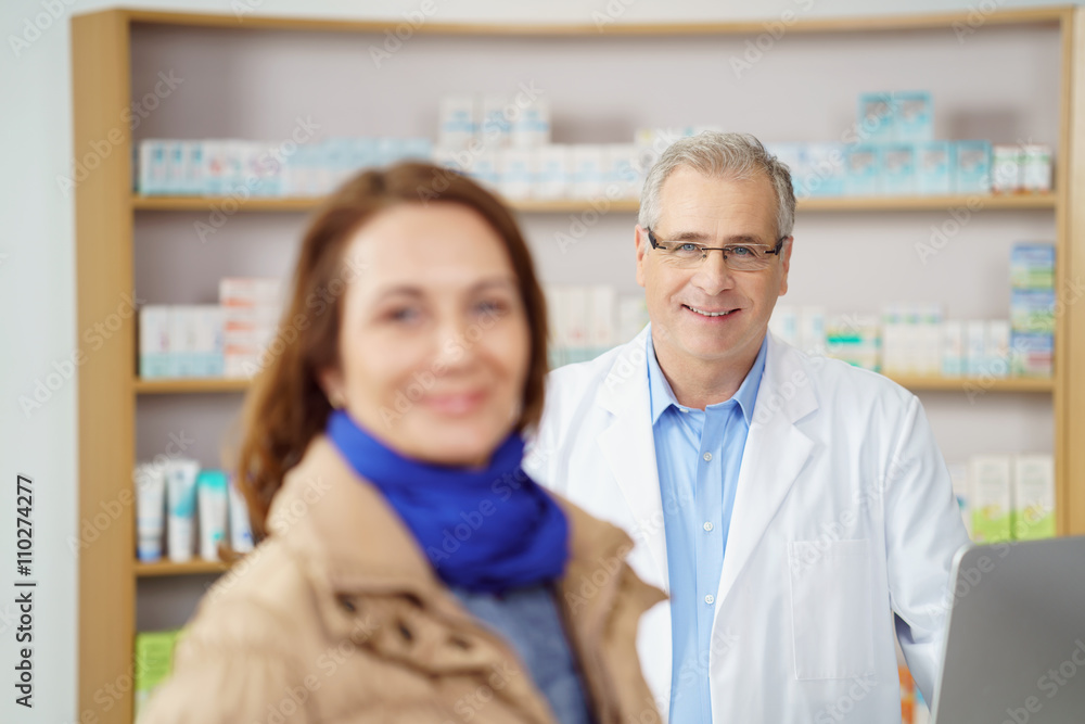Obraz premium freundlicher apotheker mit einer kundin