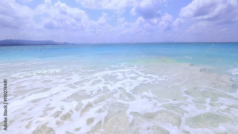 美しい沖縄のビーチと夏空
美しい沖縄のビーチと夏空