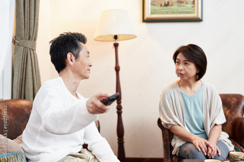 Fototapeta premium ソファで寛ぐ中年夫婦