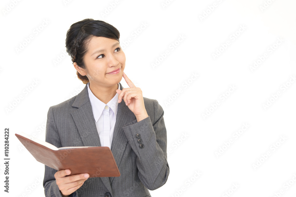 スケジュールを確認する女性 スケジュールを確認する女性