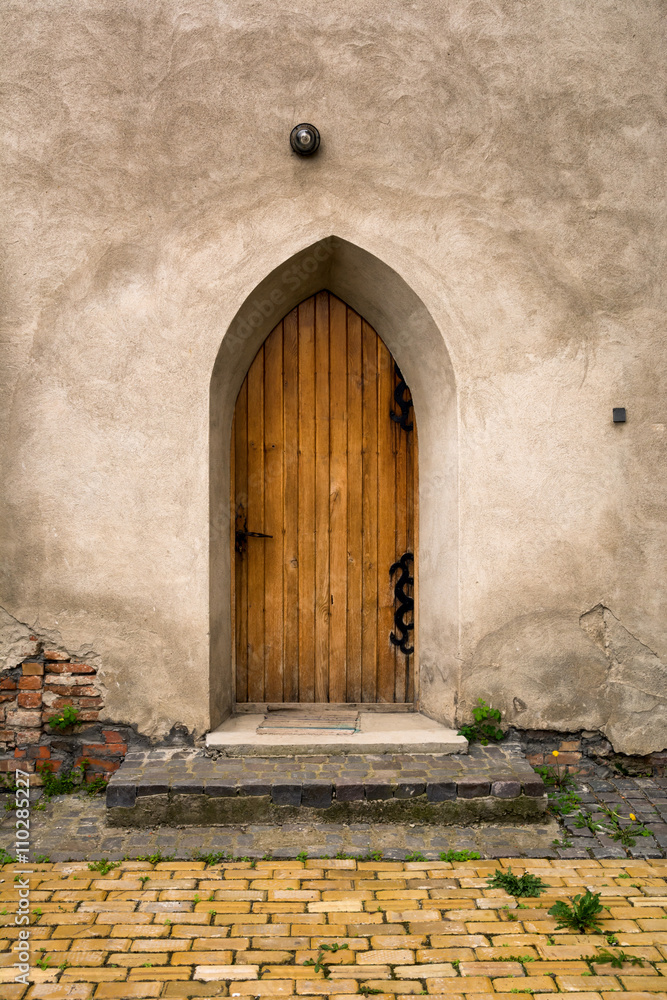 Fototapeta premium Vintage castle door and concrete wall