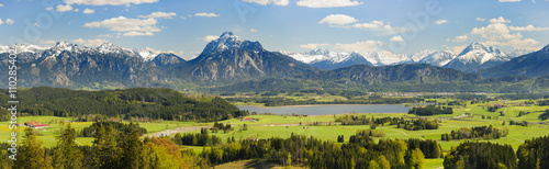 Panorama Landschaft in Bayern im Allgäu bei Füssen mit Forggensee und Alpen