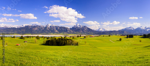 Panorama krajobrazu w Bawarii w Allgäu w pobliżu Füssen
