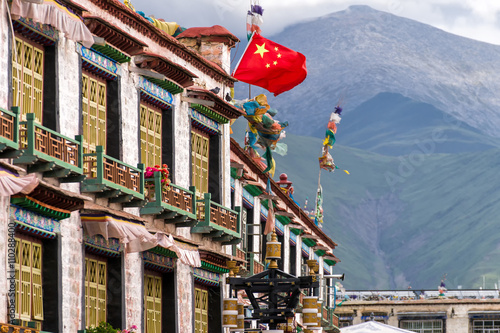 Красный китайский флаг на тибетском здании в Лхасе