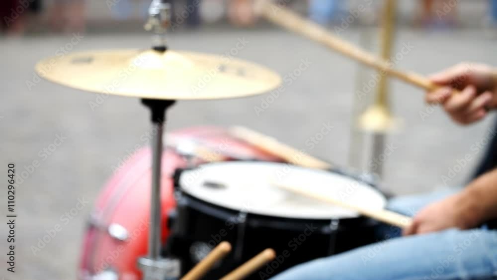 street musician plays the drums / street musician plays the drums, the blurred background, the concept of lifestyle street musician plays the drums / street musician plays the drums, the blurred background, the concept of lifestyle