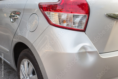 Obraz na płótnie Backside of silver car get damaged by accident