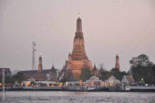 Wat Arun Rajwararam in bangkok twilight  thailand-january 28   Wat Arun Rajwararam in bangkok twilight on january 28  2015
