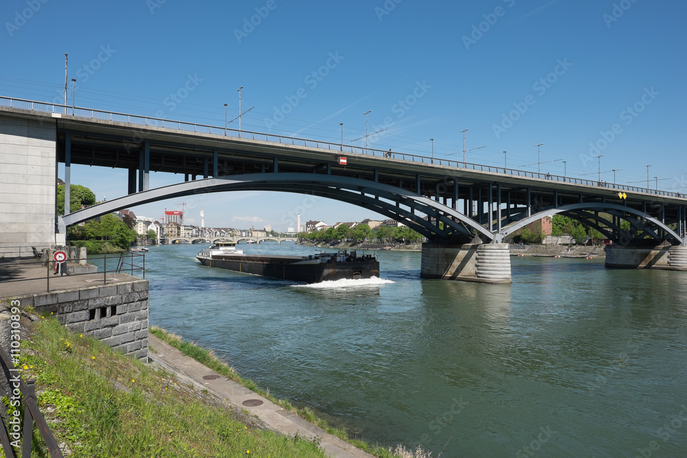 Frahtschiff Fährt unter der Brücke im Fluss
