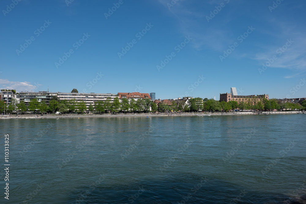 Fototapeta premium Fussufer inder Stadt schöhn Grün