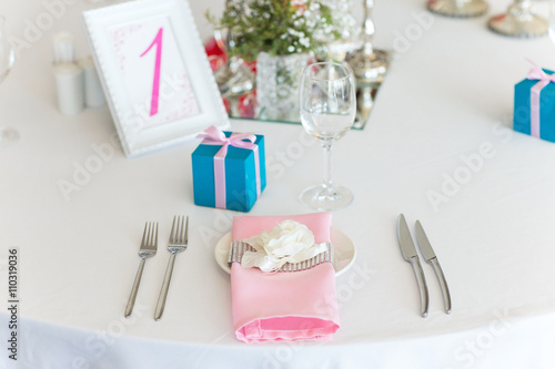 nicely decorated wedding table © familylifestyle