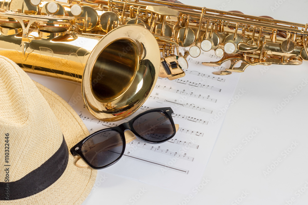 Obraz premium saxophone with musical notes
