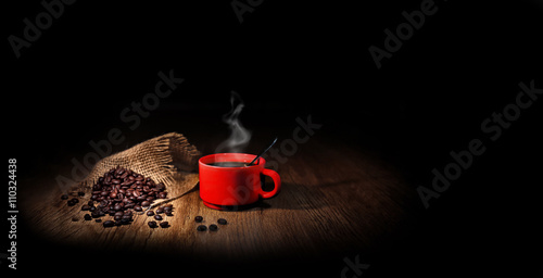 grains de café avec une tasse rouge