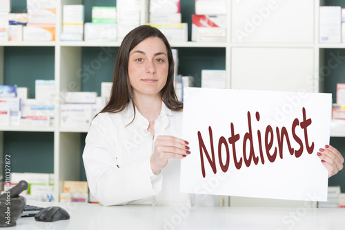 Free Download Apothekin hält Tafel mit Hinweisschild Notdienst - GFXLoad