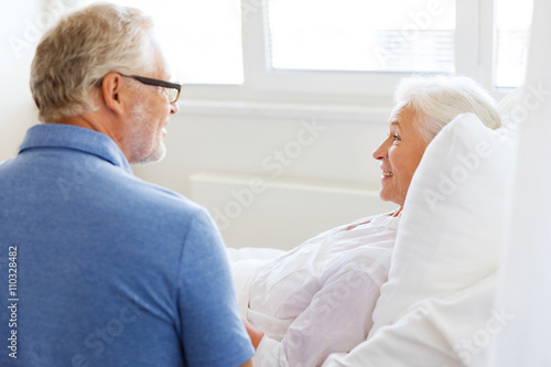 senior couple meeting at hospital ward © Syda Productions