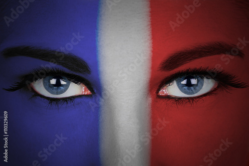 Drapeau de la France peint sur le visage d'une femme. Euro 2016 de football
