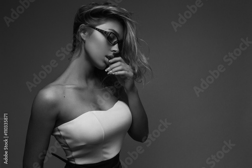 Красивая девушка в очках, черно-белая фотография