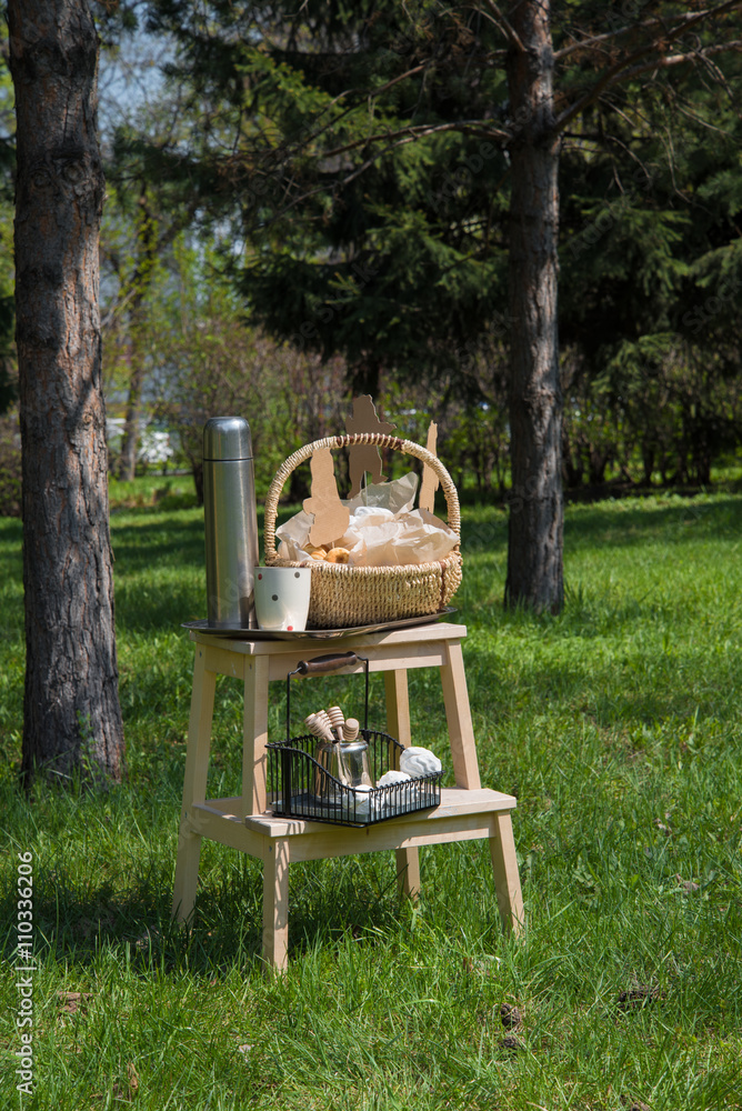 Naklejka premium decorative stool in nature
